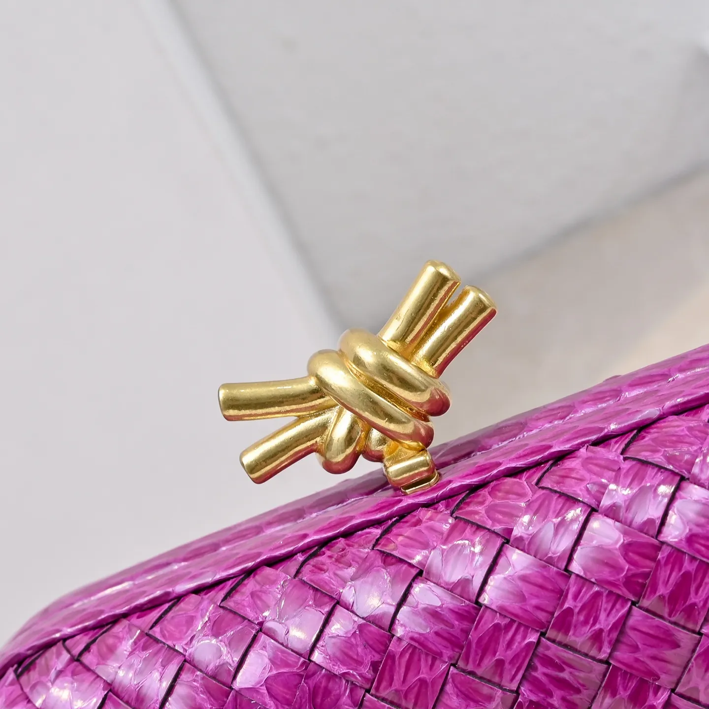 Batch 1860 #BV Knot snakeskin woven evening bag series 🐍 Fashion choice Rare snakeskin bags are full of charm 🌟Using snakeskin pattern woven with knot buckle, the unique texture makes you feel a different kind of refinement and elegance when you touch it 🎀 Its luster is low-key and luxurious, whether it is in the sun or under the light, it can reflect the charming colors 🌈 Holding it in your hand or hanging on your wrist will make you look more elegant and charming✨✨ Model: 717622 Size: 20x12x5.5